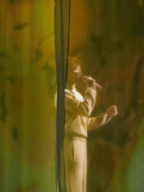 趙文卓《小芒年貨節》晚會後臺舞獅氣勢十足，陳立農撐傘演唱氛圍感拉滿