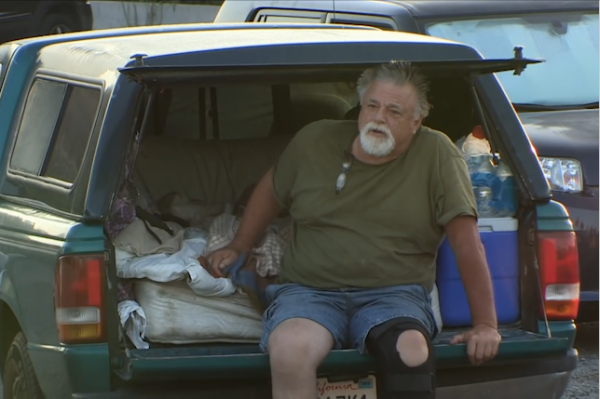 美國窮人生活：買不起房子住車裡，遍地流浪漢，生病不敢去醫院