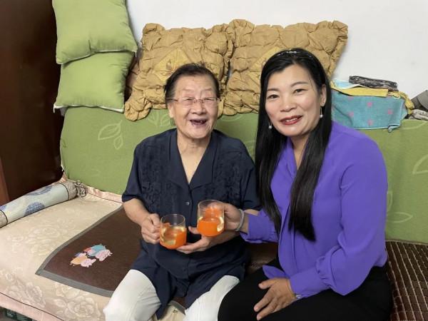 洛龍區第一實驗小學總支部委員會開展中秋節慰問退休職工活動