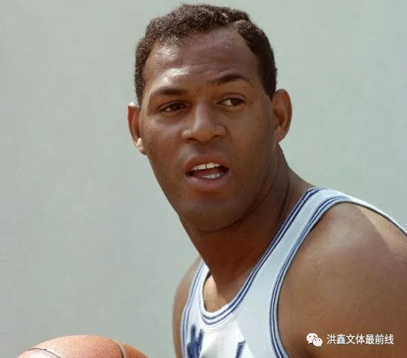 作為 1970 年代尼克斯隊的核心和靈魂人物，是一名防守型終結者