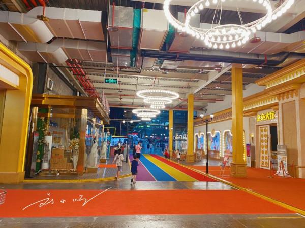 重慶汽博中心旁邊有個“紅酒廣場”，好看又好玩，已成網紅打卡點