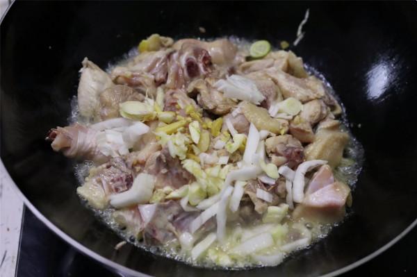 小時候常吃的“生炒雞”會做了!省事好吃,雞肉裡外都香,吃不夠 小時候常吃的“生炒雞”會做了!省事好吃,雞肉裡外都香,吃不夠