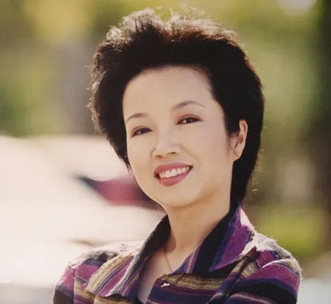 從央視主持人，到飾演周恩來夫人，她的命運因4次意外而改變