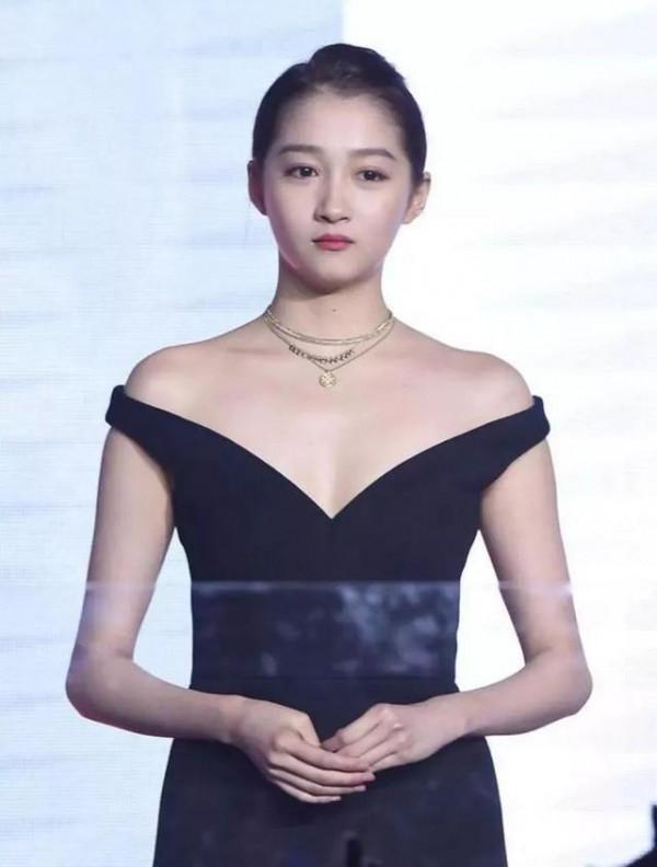 別再為容貌焦慮了,看看趙麗穎的塌屁股,劉亦菲的發腮和雙下巴吧 別再為容貌焦慮了,看看趙麗穎的塌屁股,劉亦菲的發腮和雙下巴吧