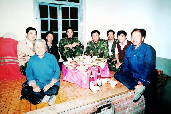 回顧和平年代完成部隊重大演習和軍事任務中的群眾工作