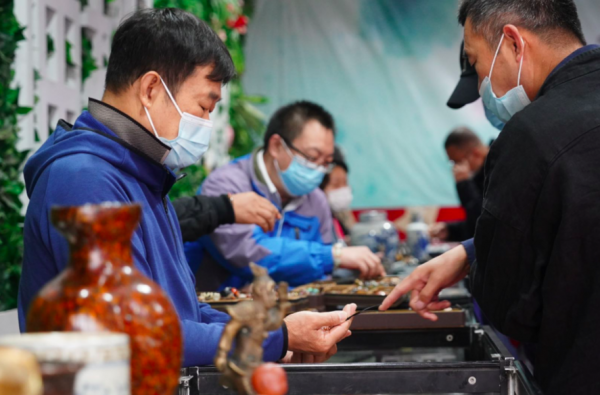 來潘家園“淘寶”!民間收藏藝術品展示交易會開幕 來潘家園“淘寶”!民間收藏藝術品展示交易會開幕