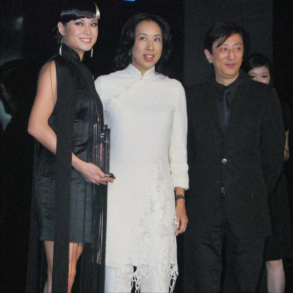 郭晶晶出席活動，穿黑色旗袍上衣氣質脫俗，和公公同框氣場也不輸