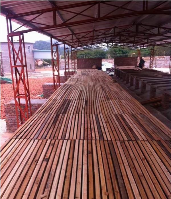 羊也要住樓！這種羊舍乾燥通風，非常適合地勢低的地方建來養羊