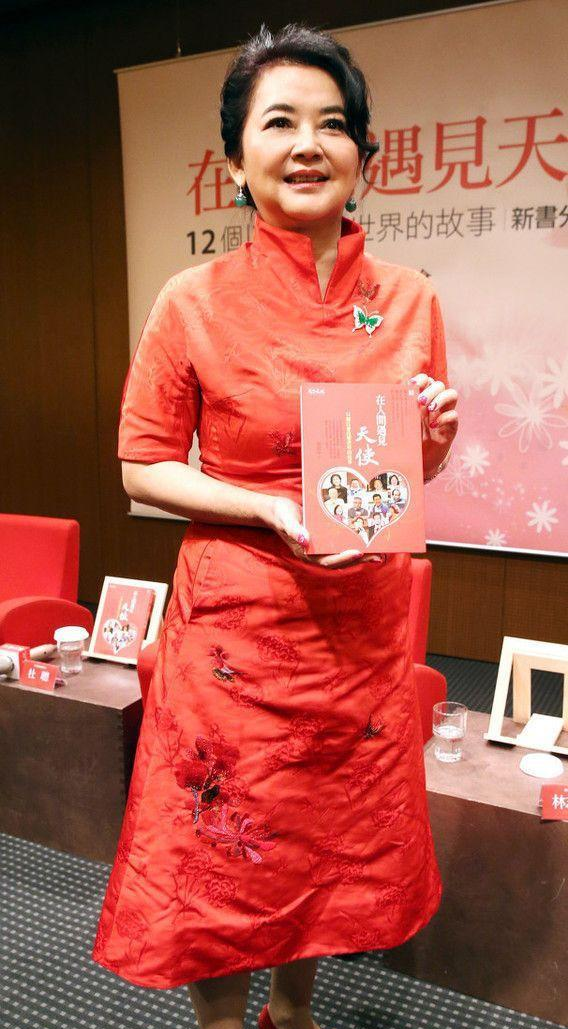 胡慧中的氣質真沒咋變，60多歲也不看出有皺紋，穿紅色看著挺洋氣