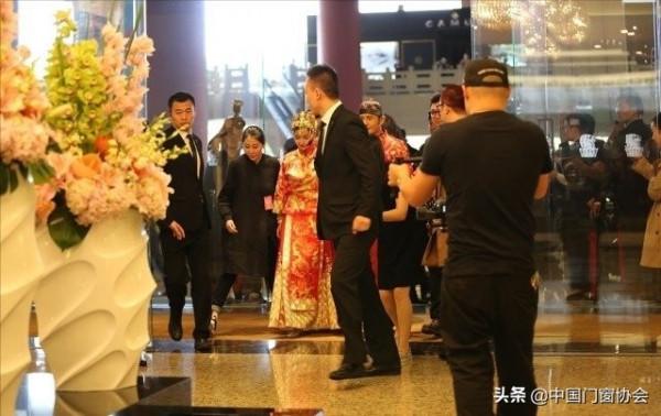 你怎麼看劉曉慶夫婦罕合體出席活動，與80歲丈夫穿情侶裝