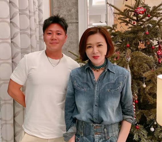 59歲關之琳近照曝光，面板鬆垮法令紋明顯，脖子上三圈珠寶搶鏡