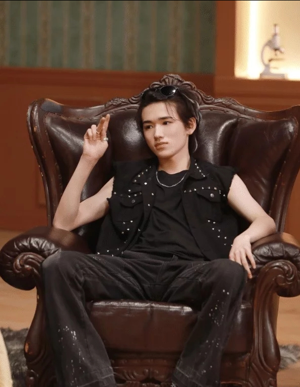 宋亞軒身穿無袖鉚釘牛仔馬甲玩墨鏡殺，這肌肉線條是認真的嗎？