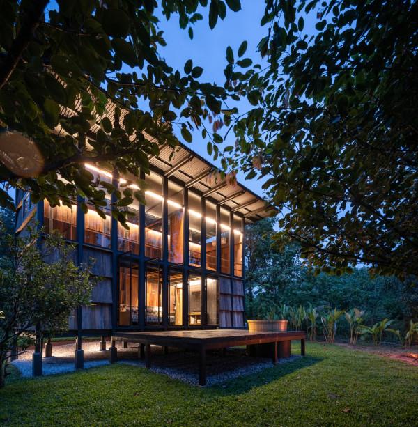 鋼結構與舊木材構築的度假小屋:在標準化構件中尋求個性化表達 鋼結構與舊木材構築的度假小屋:在標準化構件中尋求個性化表達