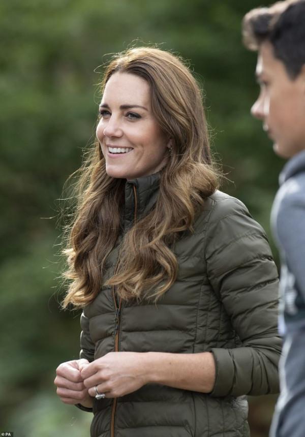 凱特王妃展“空軍司令”風采，繩降山地騎行都在行，清新如6年前