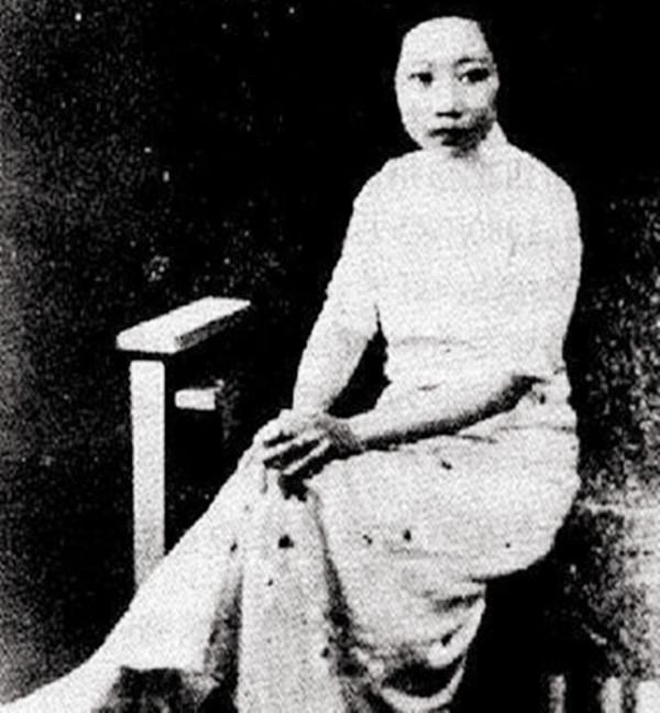 “鑑湖女俠”秋瑾32歲英勇就義，留下2個子女，結局如何？