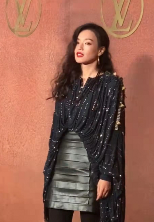 章子怡壓軸亮相LV大秀!穿皮衣氣場十足,舒淇穿一身黑大搶風頭 章子怡壓軸亮相LV大秀!穿皮衣氣場十足,舒淇穿一身黑大搶風頭