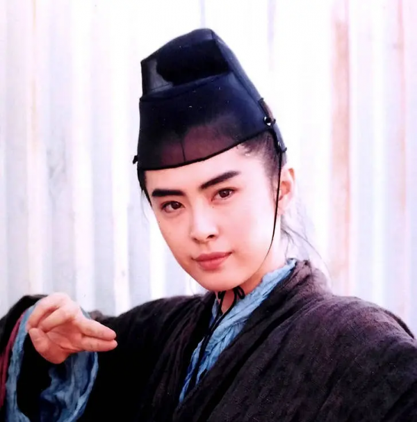 30年前在片場的王祖賢(多圖),躺在懷裡的那張可太美了 30年前在片場的王祖賢(多圖),躺在懷裡的那張可太美了