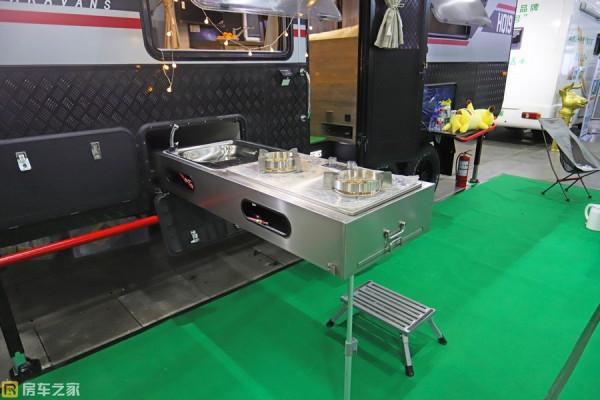 豪華內飾越野配置，黑系HQ19越野拖掛房車