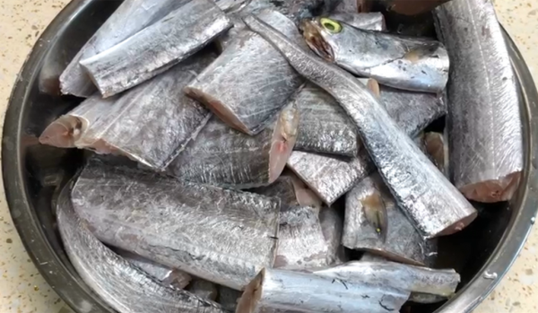 炸帶魚,有人用澱粉,有人用麵糊?都不對,教你正確做法,太香了 炸帶魚,有人用澱粉,有人用麵糊?都不對,教你正確做法,太香了