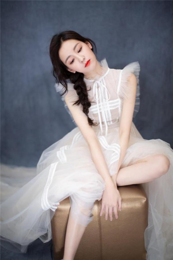 陳都靈不愧是最美校花,穿白紗裙美成“白天鵝”,優雅氣質真驚豔 陳都靈不愧是最美校花,穿白紗裙美成“白天鵝”,優雅氣質真驚豔