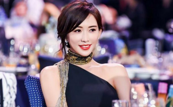 肌膚水嫩光滑，52歲坂村薰拿下日本選美冠軍，可謂豔壓群芳