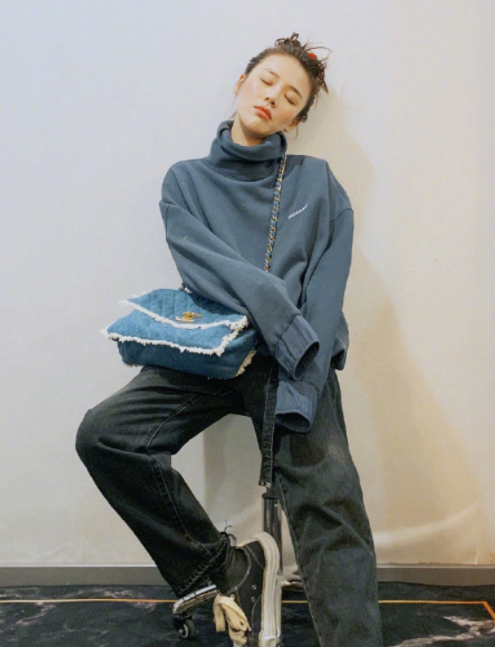 馬思純瘦下來更有“少女感”，穿白毛衣配短裙，甜美溫柔又減齡