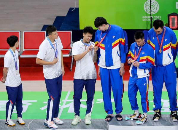 杜峰雪上加霜!周鵬後易建聯又傳壞訊息,傷情不容樂觀,爭冠難了 杜峰雪上加霜!周鵬後易建聯又傳壞訊息,傷情不容樂觀,爭冠難了