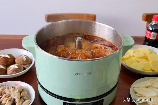 中秋家宴在家吃麻辣火鍋，方便快捷，豐富的食材，實惠又美味