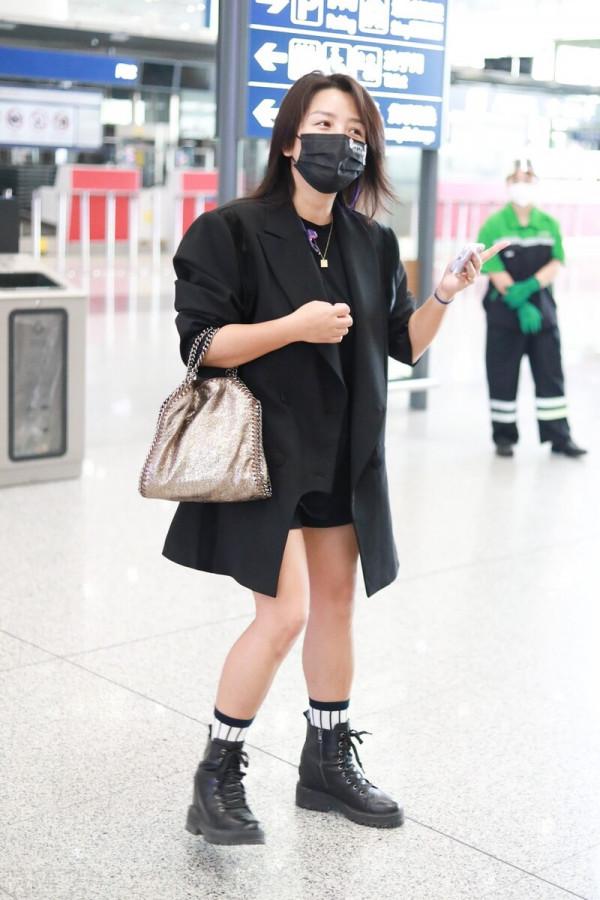 何潔終於時尚起來，穿藍色短外套配黑色瘦腿褲，清爽時髦很顯瘦