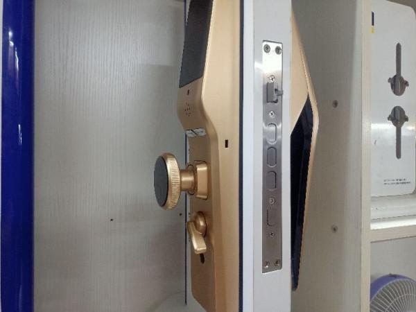 買防盜門裝指紋鎖,不要選擇這樣的,後期更換麻煩,使用成本高 買防盜門裝指紋鎖,不要選擇這樣的,後期更換麻煩,使用成本高