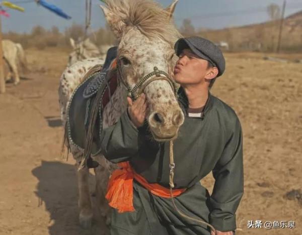 傲日其愣:從被校長羞辱的差生,逆襲到《星光大道》的年度總冠軍 傲日其愣:從被校長羞辱的差生,逆襲到《星光大道》的年度總冠軍