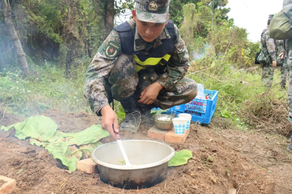 從這裡走向戰場!福建省軍區新兵連組織戰備行動演練 從這裡走向戰場!福建省軍區新兵連組織戰備行動演練
