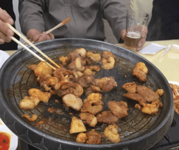 中國小夥在朝鮮喝當地啤酒，啤酒瓶上為何卻有漢字？