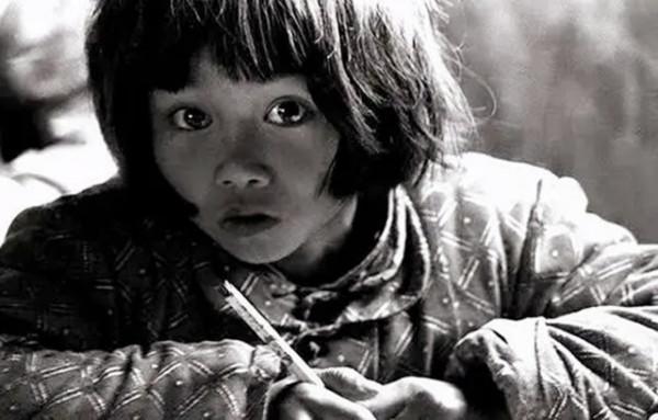 還記得她嗎，一張照片改變命運，時隔30年已從淋雨者變成撐傘人