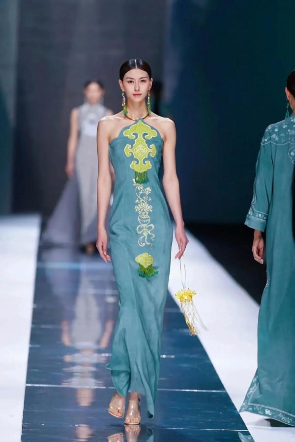 國際超模大賽冠軍鄧婧宣，端莊 大氣 還柔和，這才是中國式美麗