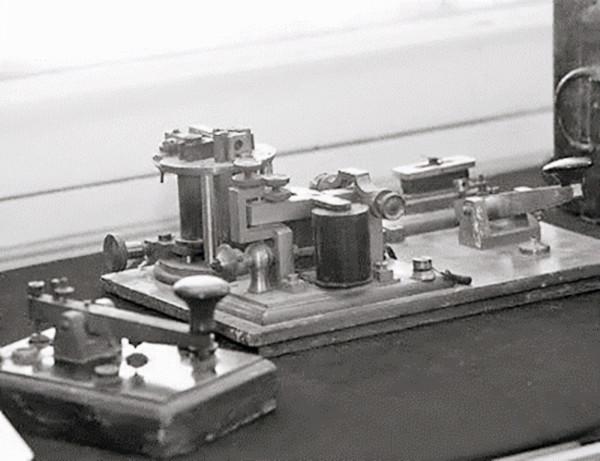 偽軍師長飯後肚子疼，去廁所偷偷寫下情報，挽救了未來的大將