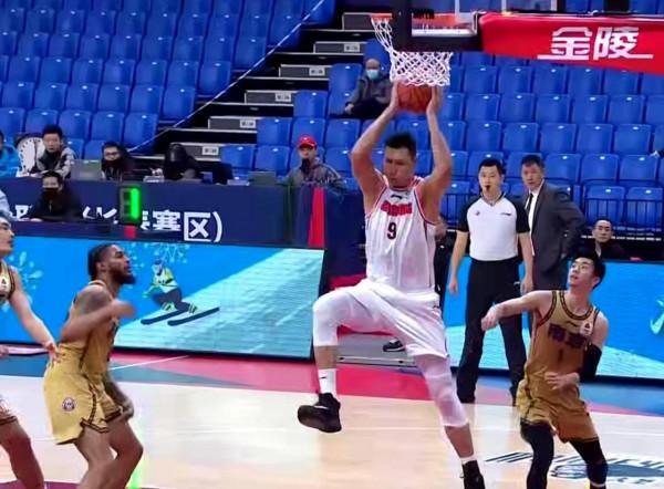 面對弱旅，易建聯玩嗨了，球霸劉權標一打五，徐昕單手劈扣
