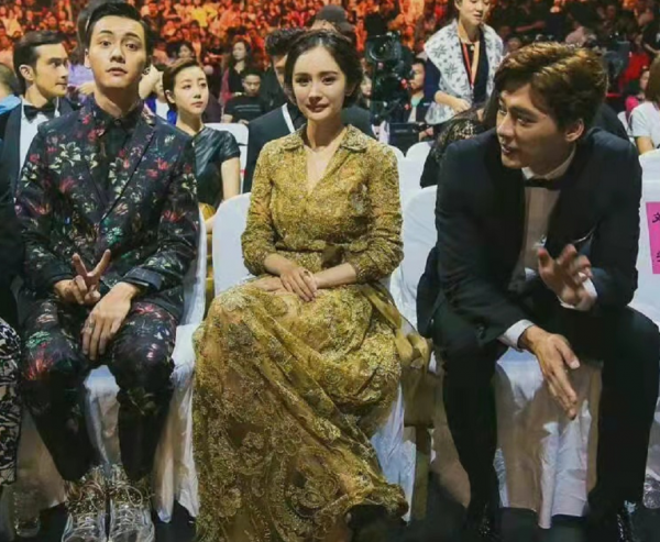 楊冪走溫婉路線意外驚豔！盤發穿金色刺繡裙變豪門千金，眼睛好靈