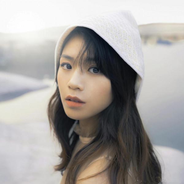 32歲黃英發布新歌宣傳照，兩個孩子的母親依然如少女般純真美麗