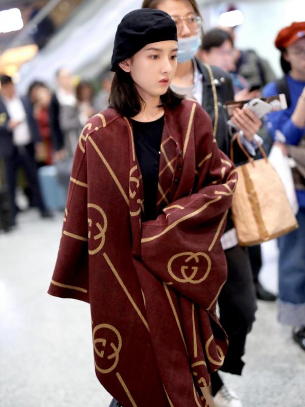 真搞不懂宋祖兒的新時尚，披塊兒毯子就出門了，但意外很有高階感