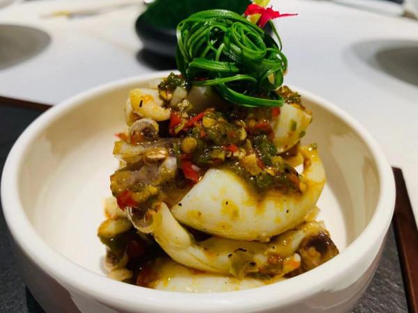 國慶節，4個人酒店聚餐，9道菜花費700元，朋友說：這菜值這個價