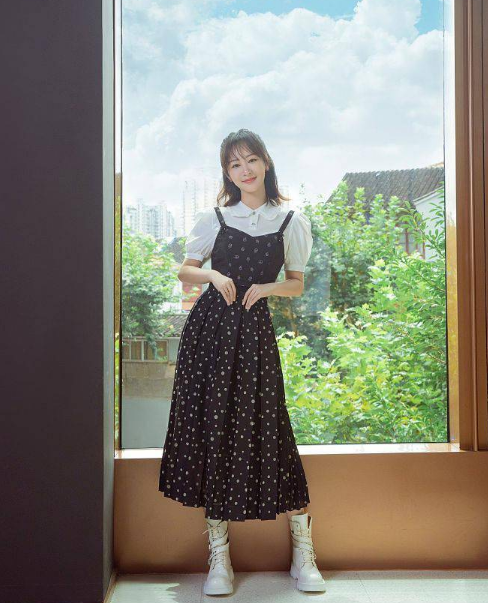 衣品提升後的楊紫太好看，泡泡袖配波點裙，甜美氣質加倍