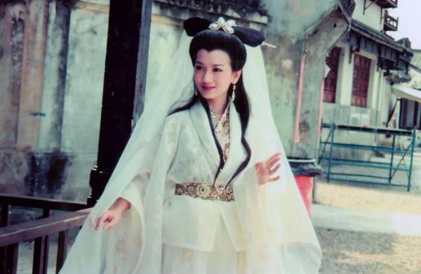 68歲趙雅芝：離過一次婚，32歲再婚也幸福，前夫後夫的孩子都是寶