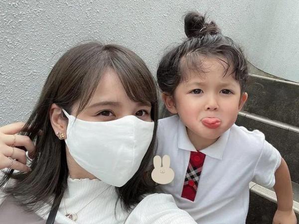 日本“紙箱寶寶”長大了！看過她爸媽的照片後，我酸了