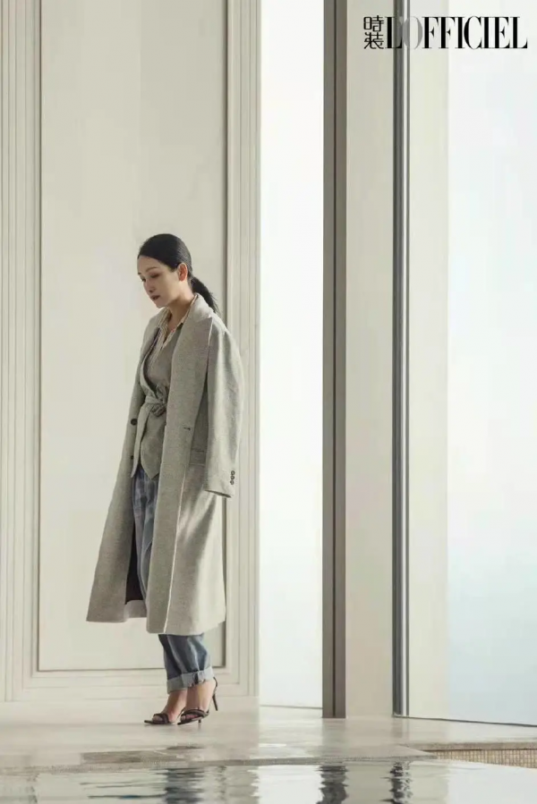 內娛女明星真的拼，在雪地裡穿露肩連衣裙