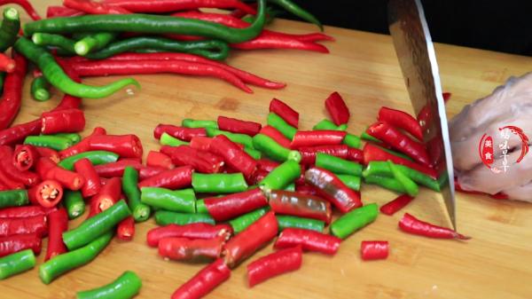 農村奶奶做了50年的辣椒醬，配方毫無保留地告訴你，夾饃拌麵都香