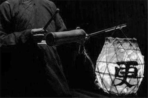 民間故事:打更人搶荷包,女子將他怒罵一頓,打更人因此逃過一劫 民間故事:打更人搶荷包,女子將他怒罵一頓,打更人因此逃過一劫