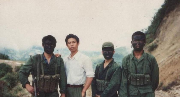 越軍女兵端著槍，和解放軍偵察兵擦身而過，卻毫無察覺