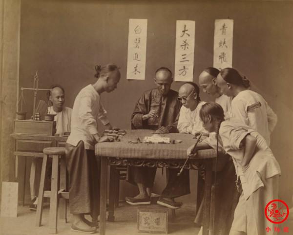 晚清老照片：張之洞撐遮陽傘出席典禮，婦女梳“帆船髻”特別搶眼