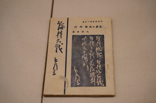 解放前，國軍少將闖入一地下黨房間，拔槍道：我有重要情報給黨